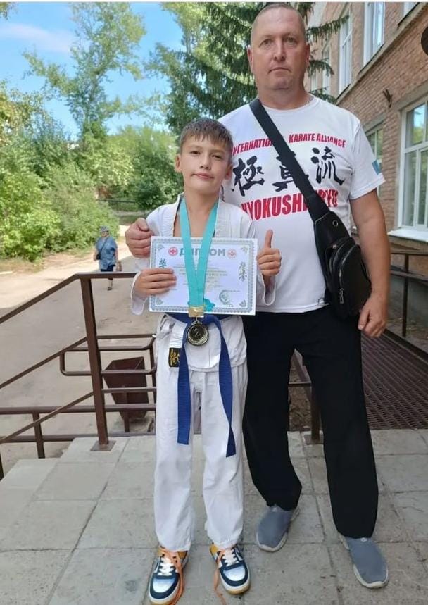С победой в городском турнире по каратэ в г. Шемонаиха.