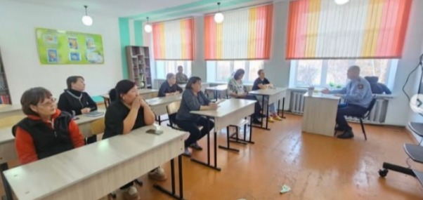аң және тәртіп" айлығы: алаяқтық туралы мектеп жұмыскерлерімен әңгімелесу. Месяц "Закон и порядок": беседа про мошенничество с сотрудниками школы.